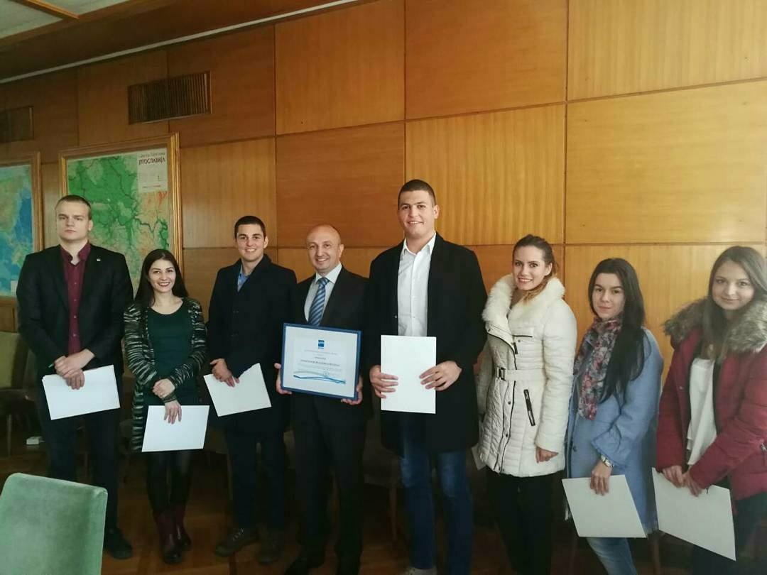 УРУЧЕНЕ ПОТВРДЕ О ПРАКСИ ПРВОЈ ГЕНЕРАЦИЈИ ПРАКТИКАНАТА У КАНЦЕЛАРИЈИ ЗА КиМ