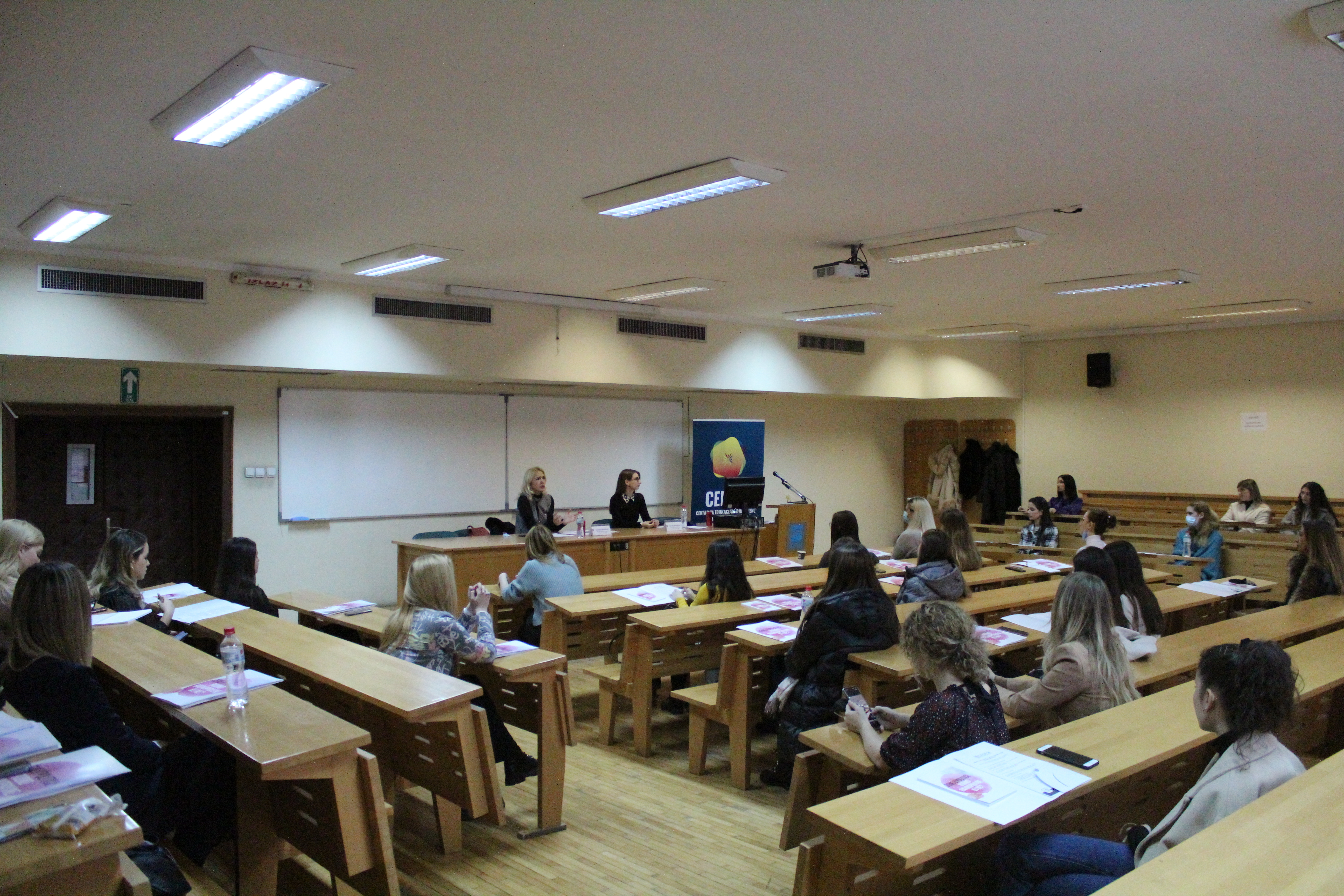 Одржан семинар „Жене у политици – родно равноправне или не?”