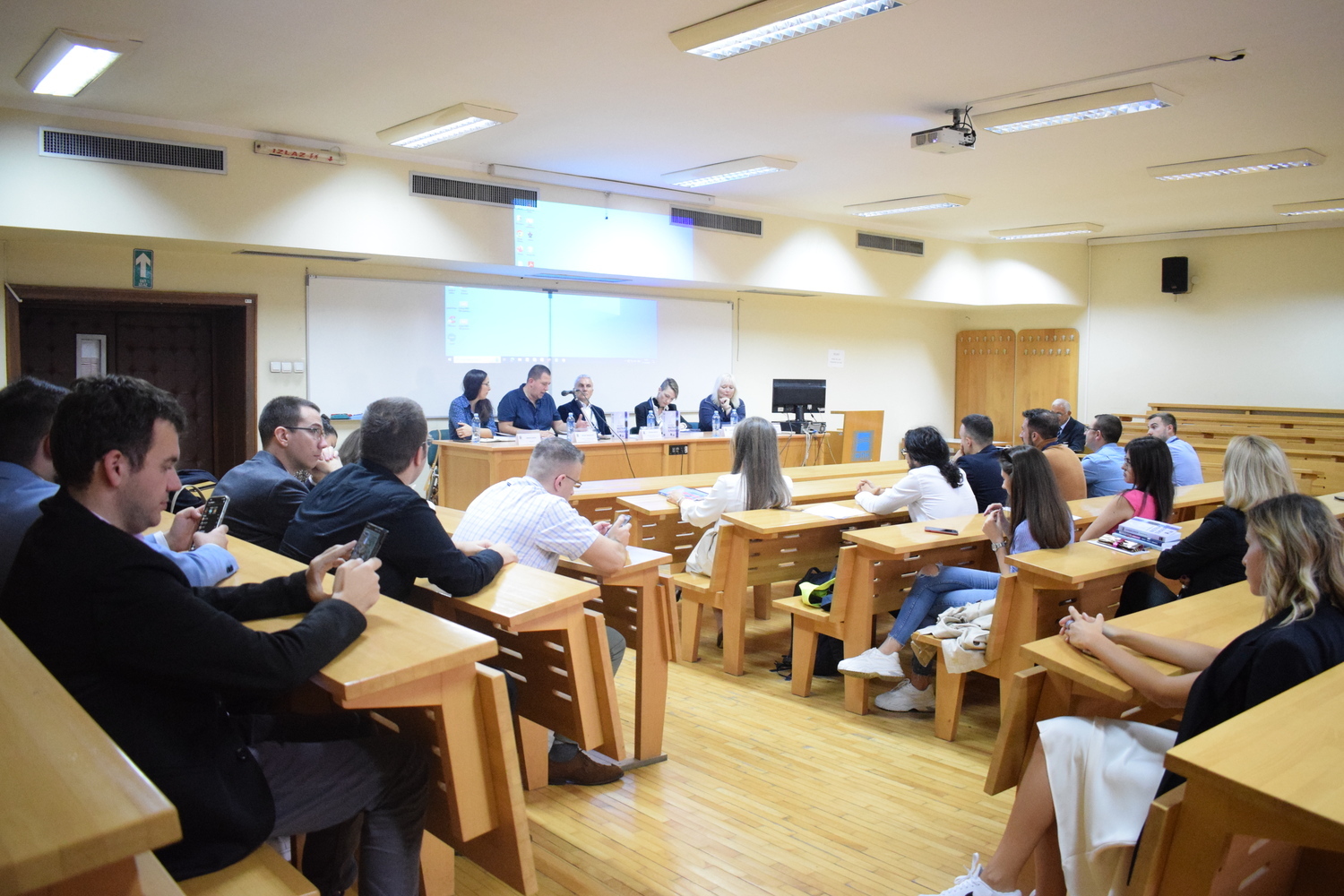 Održan razgovor o knjizi ,,Nadziranje demokratije“ prof. dr Slaviše Orlovića na 17. Saboru politikologa