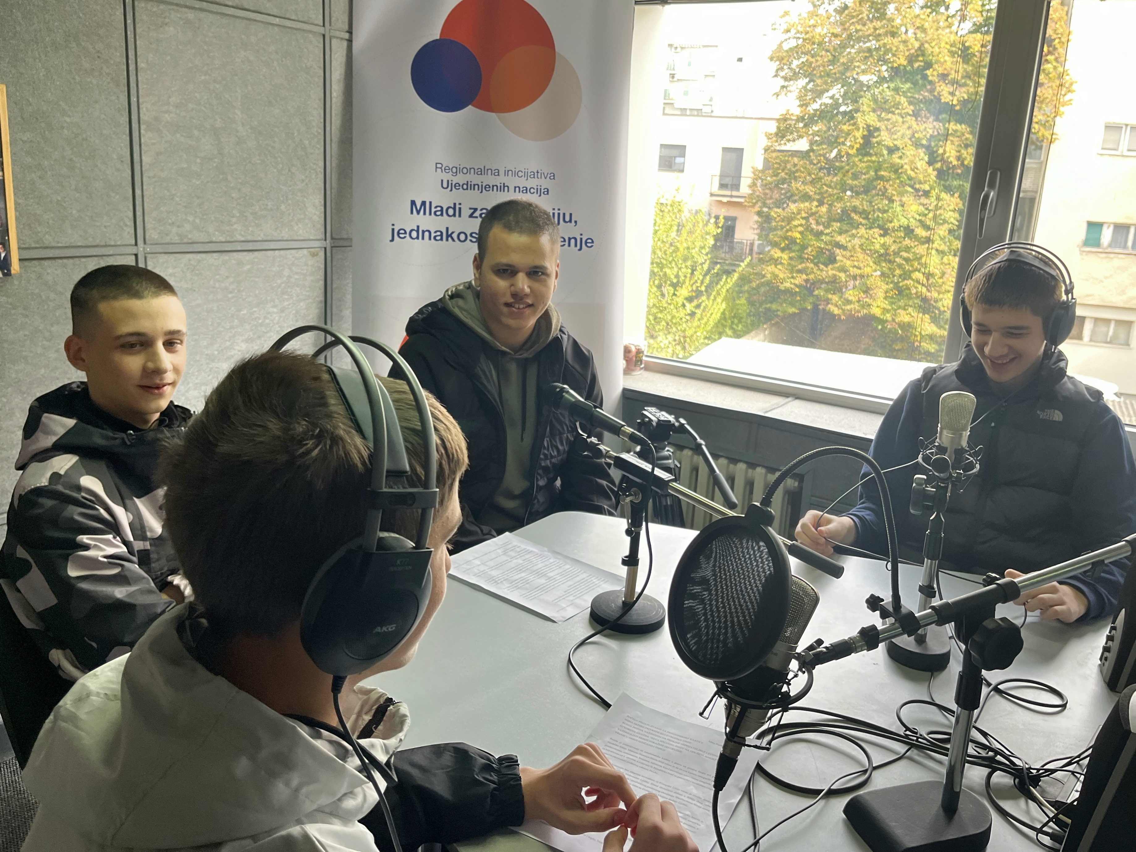 Ученици новинарске секције Машинске школе ,,Радоје Дакић" посетили радио редакцију ,,Слушаоница 6"