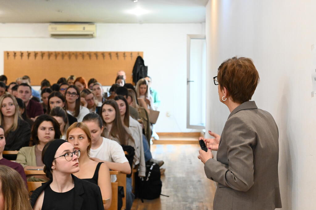 Održano predavanje „Tko proizvodi stvarnost? Mediji, umjetna inteligencija i transformacija percepcije“