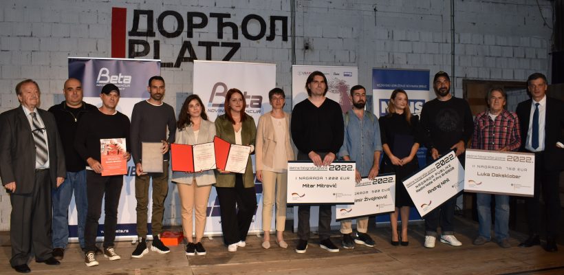 Студенткињама Факултета политичких наука уручена награда ,,Драган Јањић” за најбољи студентски рад