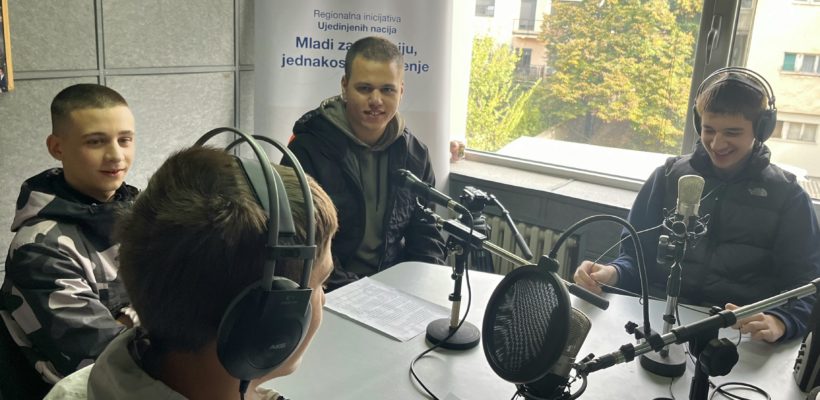 Ученици новинарске секције Машинске школе ,,Радоје Дакић” посетили радио редакцију ,,Слушаоница 6″